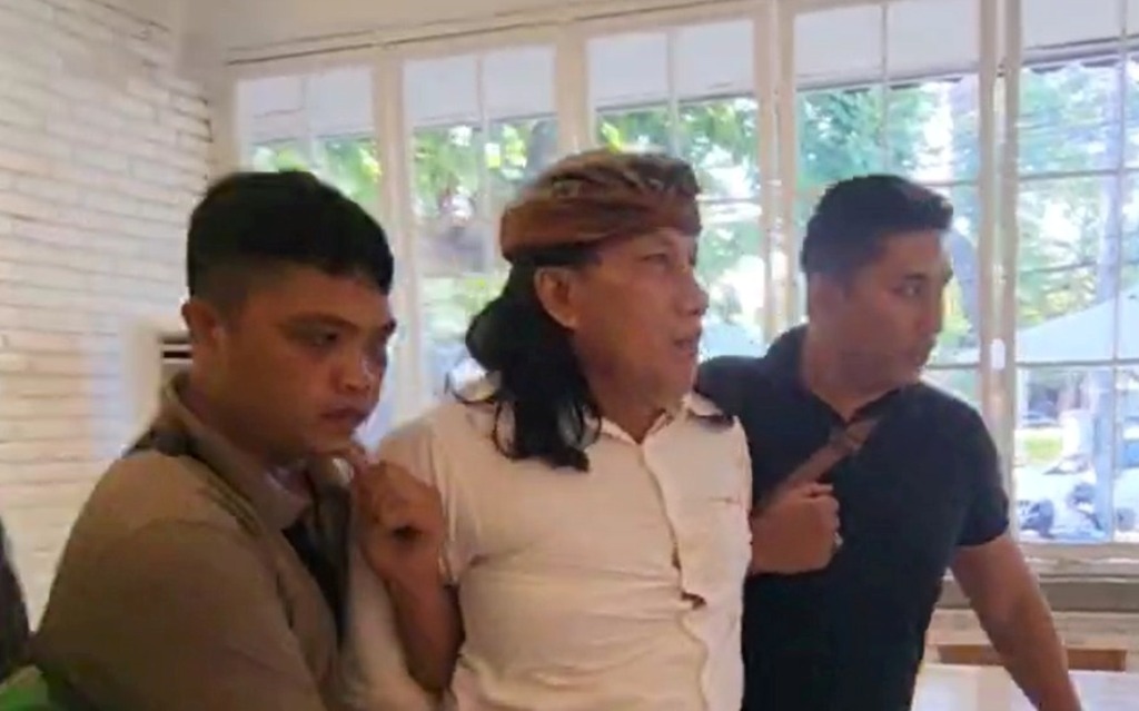 Penangkapan Bendesa Adat Berawa, Ketut RIana di Denpasar, Bali.