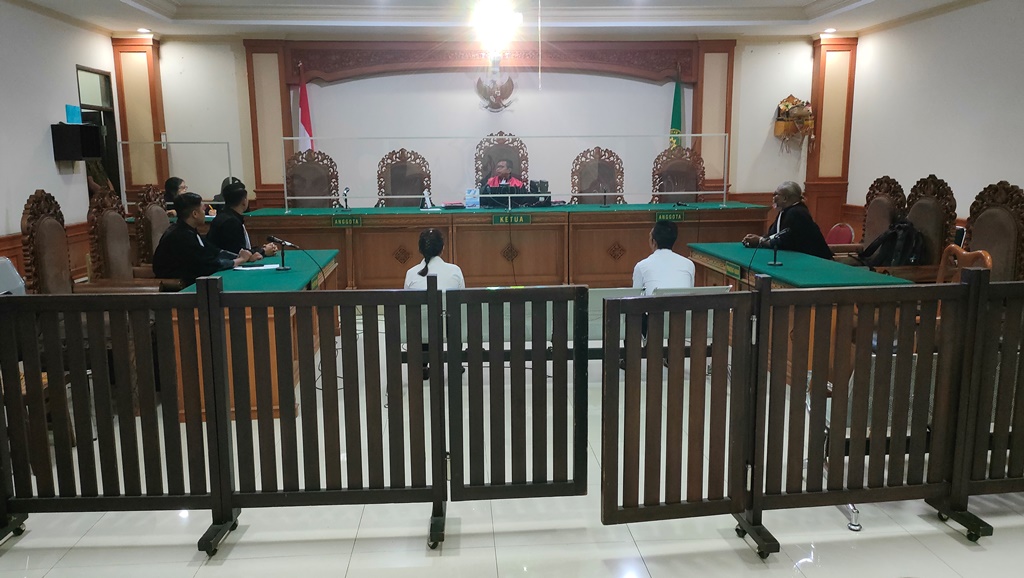 DITUNDA: Terdakwa Made Arif Hartawan dan Ni Sayu Komang Sudariani hadir di Pengadilan Tipikor Denpasar, namun diberitahu bahwa sidangnya ditunda.