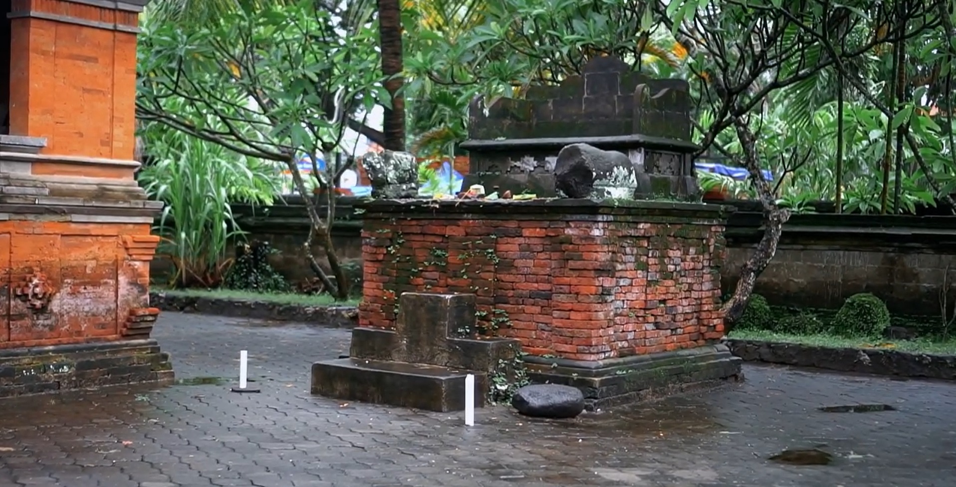Pura Blanjong Sanur, salah satu pura Hindu bersejarah di wilayah Desa Sanur Kauh, Kecamatan Denpasar Selatan, Bali.