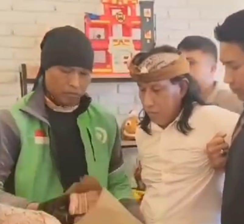 Tangkapan layar Ojol yang ikut menangkap Bendesa Adat Berawa Ketut Riana.