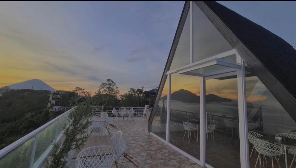 HOTEL: Pemandangan Gunung Batur dari Devanora Hotel dan Resto Kintamani Bali, tak kalah dengan tempat glamping di sekitarnya.