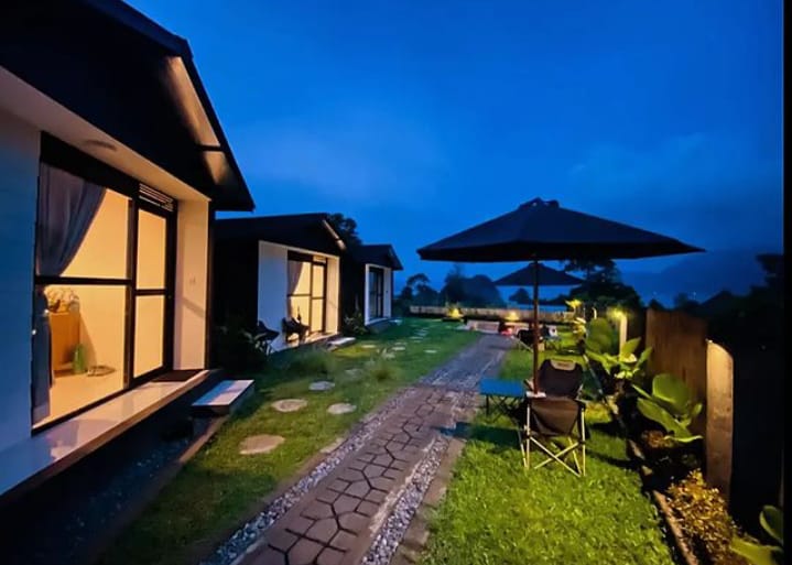 MONOKROM: Nikmati vibes monokrom yang estetik di Ginastrohom Kintamani Bali. Bisa eksplor Bukit Trunyan yang cocok untuk family time.