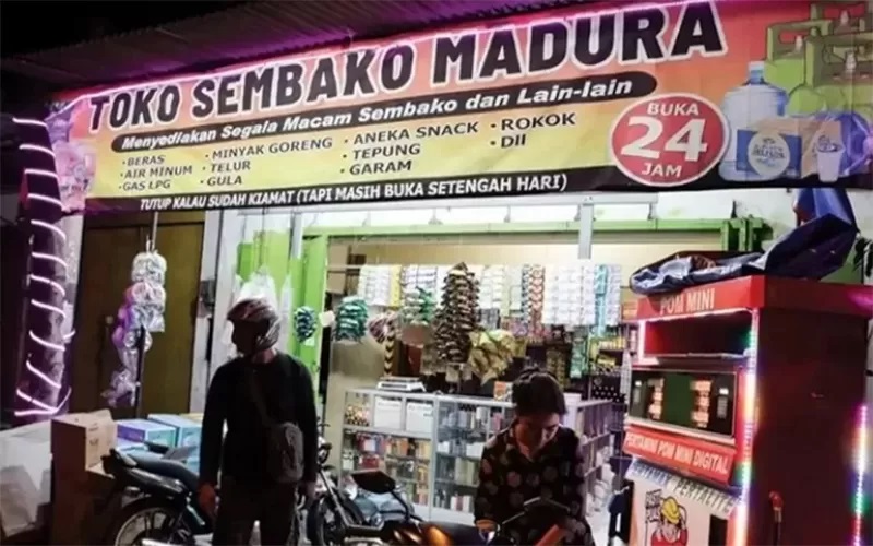 PESAING MINIMARKET: Warung Madura menjadi ngetrend karena eksistensinya diterima baik oleh masyarakat (Jawa Pos)