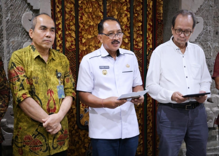 Bupati Klungkung I Nyoman Jendrika bersama Deputi Bidang Usaha Mikro KemenKopUKM Yulius.