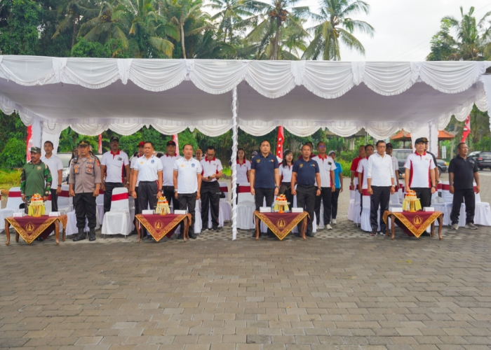 GOTONG ROYONG: Pelaksanaan Bulan Bhakti Gotong Royong di Desa Kuwum, Kecamatan Mengwi, Jumat (3/5).