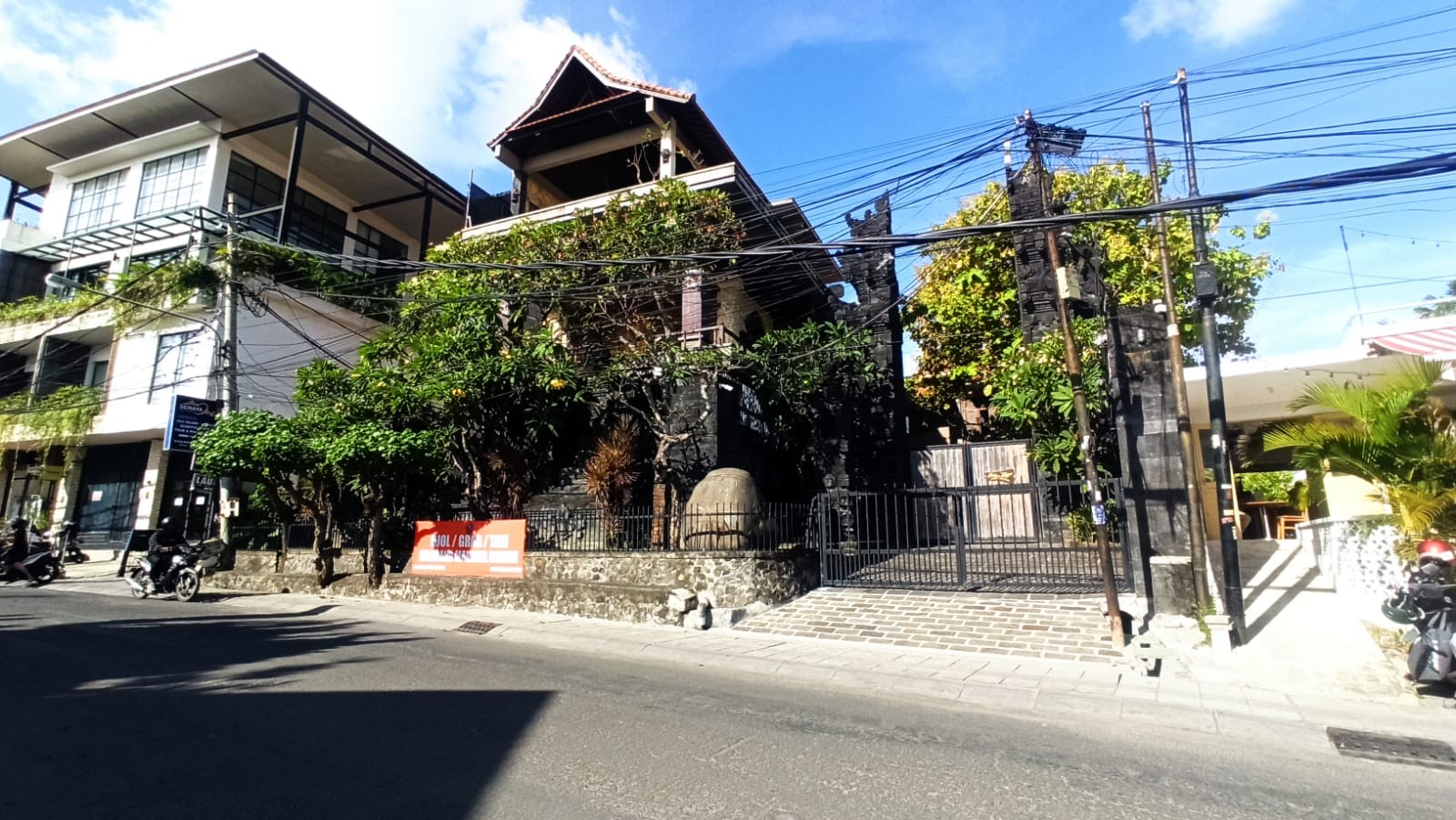 SEPI: Kondisi rumah megah millik Bendesa Adat Berawa Ketut Riana yang sepi pasca tertangkap OTT Kejati Bali.