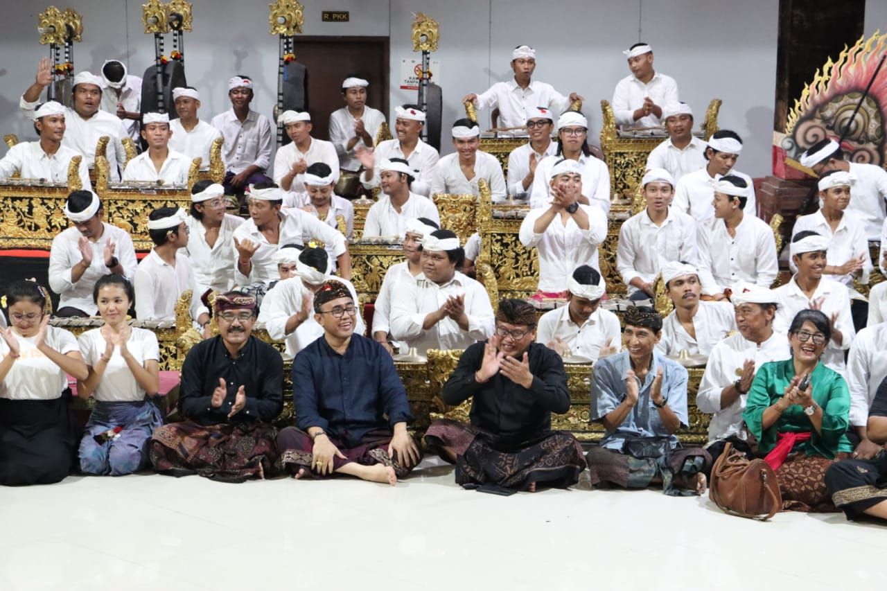 Wali Kota Denpasar I Gusti Ngurah Jaya Negara dalam kesempatan pembinaan tingkat Kota Denpasar kepada Sekaa GKD Puspa Gita, Banjar Tohpati pada Kamis, 2 Mei 2024.