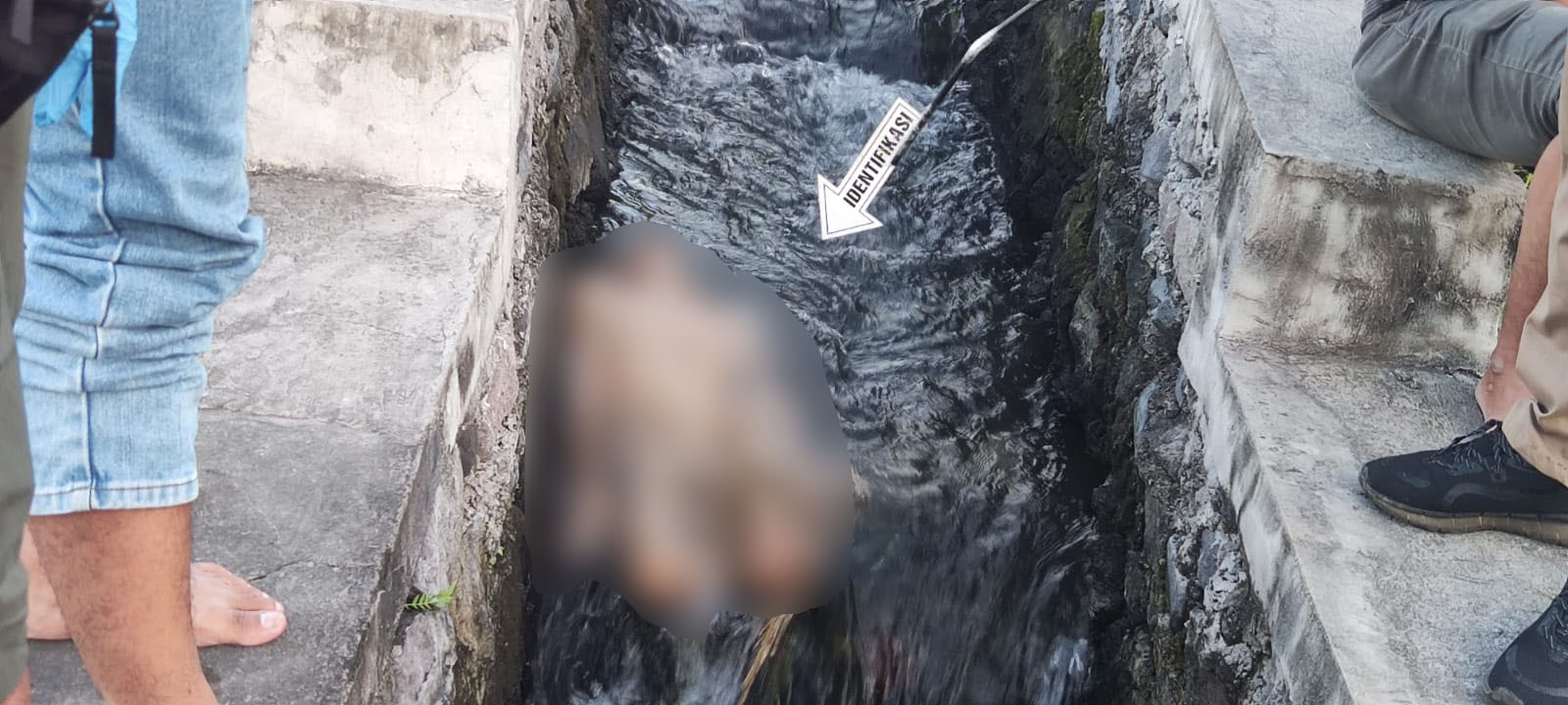 JENAZAH: Jenazah Ni Made Namran ditemukan di saluran irigasi yang ada di wilayah Galiran Kaler, Kelurahan Subagan, Karangasem, Bali, Jumat (3/5).