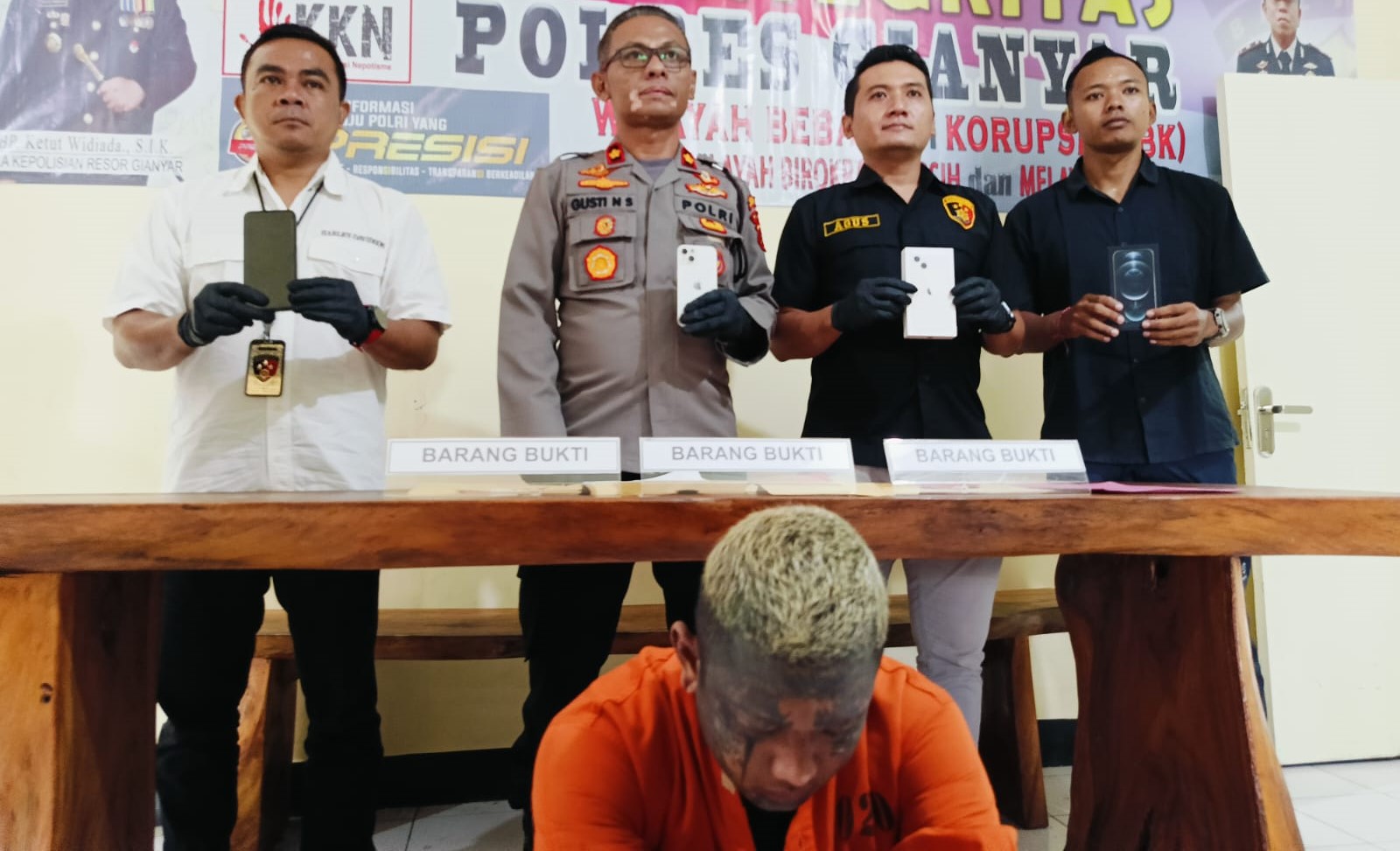 Tukang tato di Ubud, Gianyar&nbsp; ditangkap Unit Reskrim Polsek Ubud. &nbsp;