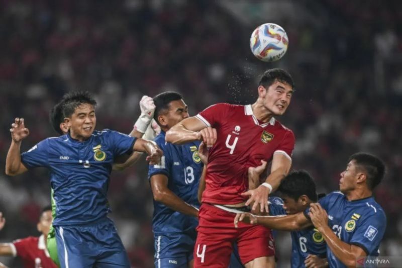 Elkan Baggot (kedua kanan) saat melawan timnas Brunei dalam pertandingan leg 1 kualifikasi Piala Dunia 2026 babak pertama zona Asia di Stadion Utama Gelora Bung Karno (GBK), Senayan, Jakarta