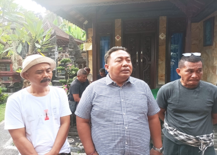 MENGAWAL : Anggota Komisi VI DPR RI I Nyoman Parta mengunjungi rumah orang tua dari Putu Satria Ananta Rustika, 19, di Banjar Bandung, Desa Gunaksa, Kecamatan Dawan, Klungkung, Sabtu (4/5).