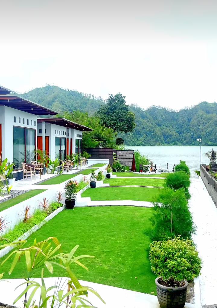 SUDUT GUNUNG BATUR: Glamping di Batur Holiday Kintamani Bali bisa menikmati fasilitas kano untuk melihat Gunung Batur dari sudut berbeda.