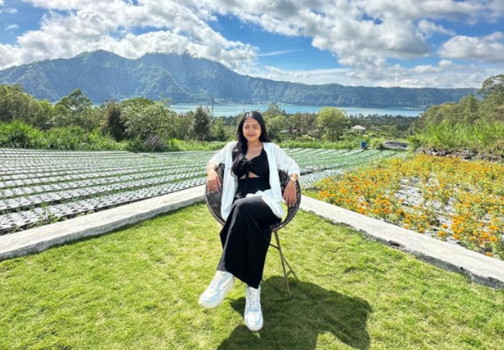 KEBUN BAWANG: Hamparan kebun bawang di kawasan Colina Glamping Kintamani Bali menjadi daya tarik untuk dijelajahi sambil nikmati panorama Gunung Batur.