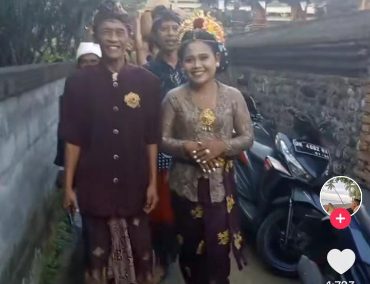 Pasangan pengantin di Bali menikah terpaut usia 20 tahun