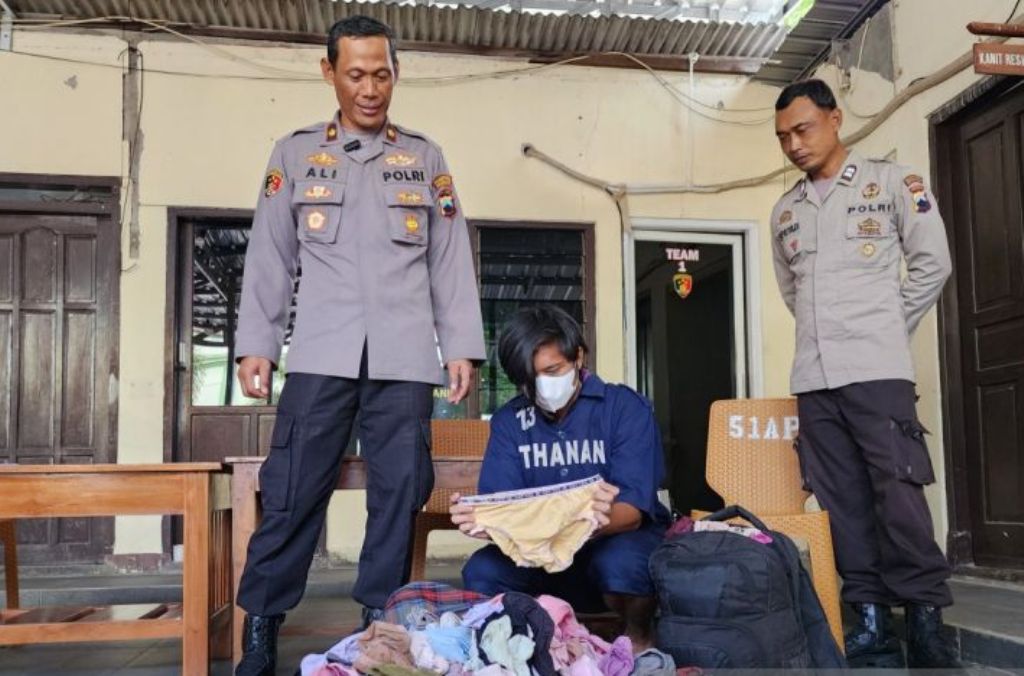 Pelaku pencurian ratusan celana dalam wanita dihadirkan saat pers rilis di Polsek Banyumanik Semarang, Jawa Tengah, Sabtu (4/5/2024). ANTARA/I.C. Senjaya