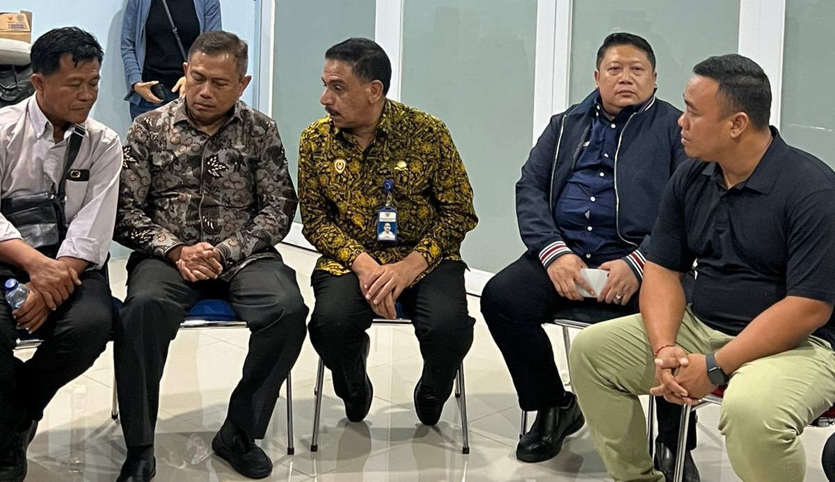 Anggota DPRD Bali I Ketut Juliarta (kanan) menemui pihak kampus STIP Marunda, Jumat, 3 Mei 2024 malam.