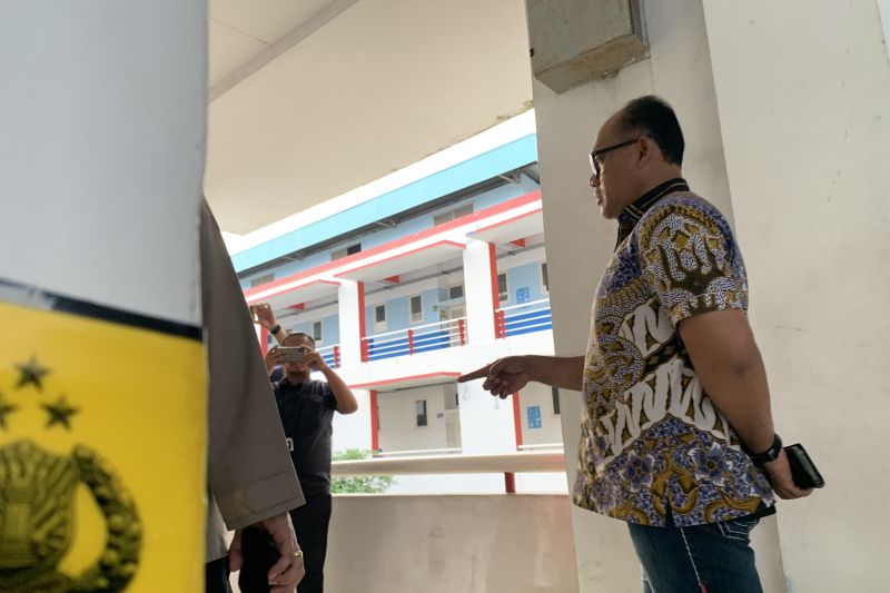 Kapolres Metro Jakarta Utara Kombes Pol Gidion Arif Setyawan meninjau lokasi tewasnya Taruna STIP Marunda Jakarta Utara asal Klungkung, Bali, Jumat, 3 Mei 2024.