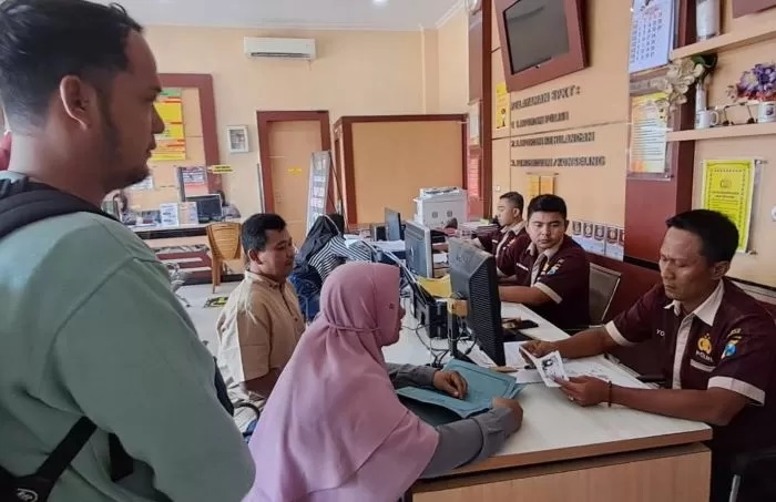 Cs, 36, warga Kecamatan Karanggeneng, mendatangi Mapolres Lamongan, Kamis (2/5). (Gamal A/Radar Lamongan)