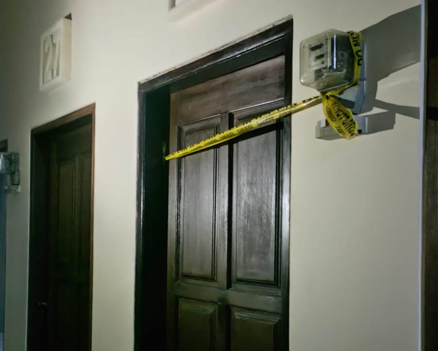 Kamar tempat ditemukan korban dugaan pembunuhan di Pemogan, Denpasar, Bali, dipasangi garis polisi.