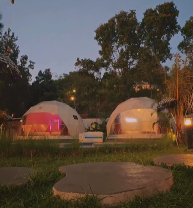 BOGOR: Tempat glamping ini menawarkan vibes ala Kintamani Bali, tetapi lokasinya ada di Puncak Bogor. Tempat ini memiliki fasilitas kolam renang pribadi.