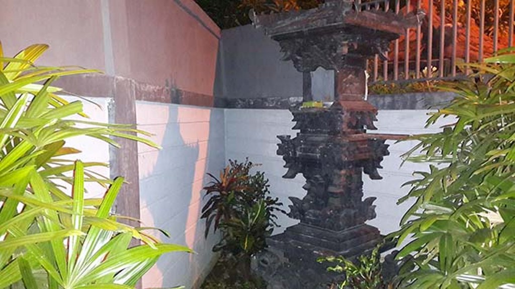 Pelinggih Penunggun Karang sangat berarti bagi umat Hindu di Bali sebagai pecalang niskala.