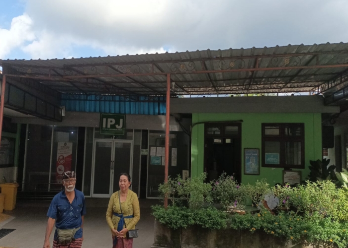 MENANTI : Sejumlah kerabat menunggu kedatangan jenazah taruna STIP Putu Satria Ananta Rustika di depan IPJ RSUD Klungkung, Minggu pagi (5/5).