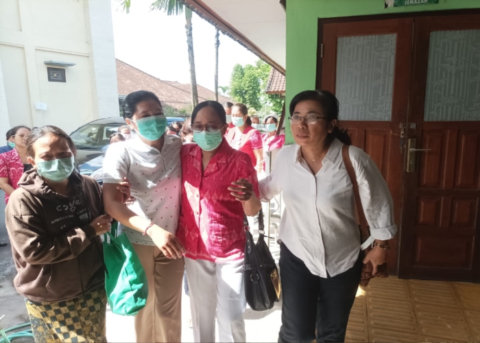 ISAK TANGIS : Ibunda Putu Satria Ananta Rustika, Nengah Rusmini (baju putih pakai masker) tak kuasa menahan tangis saat jenazah putranya tiba di RSUD Klungkung, Minggu (5/5).