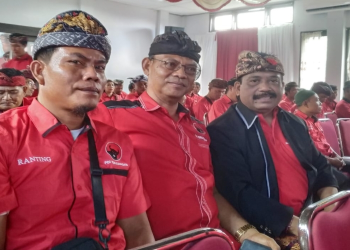 I Wayan Sumardika (jaket hitam) saat menghadiri konsolidasi internal DPC PDIP Klungkung.