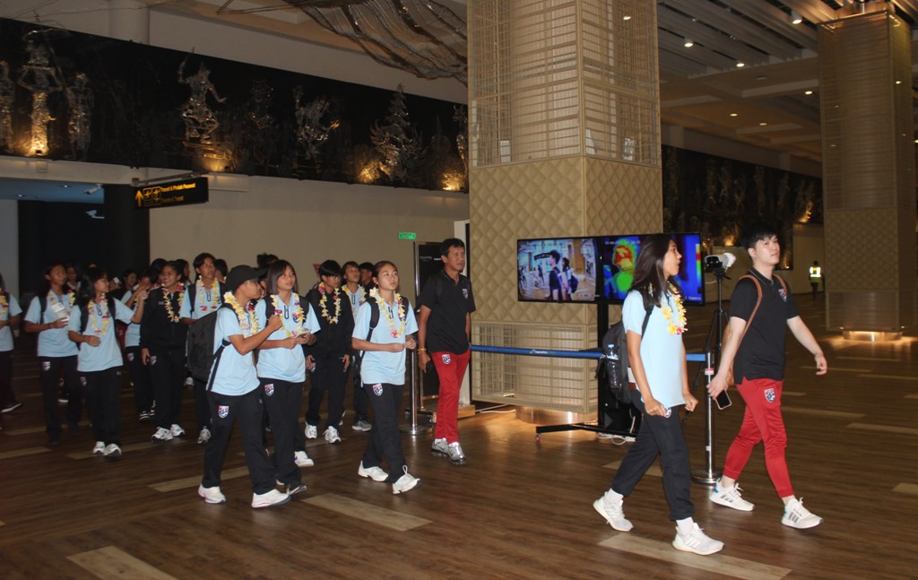 Rombongan Timnas sepak bola putri Thailand U-17 tiba di Bali, Minggu (5/5).