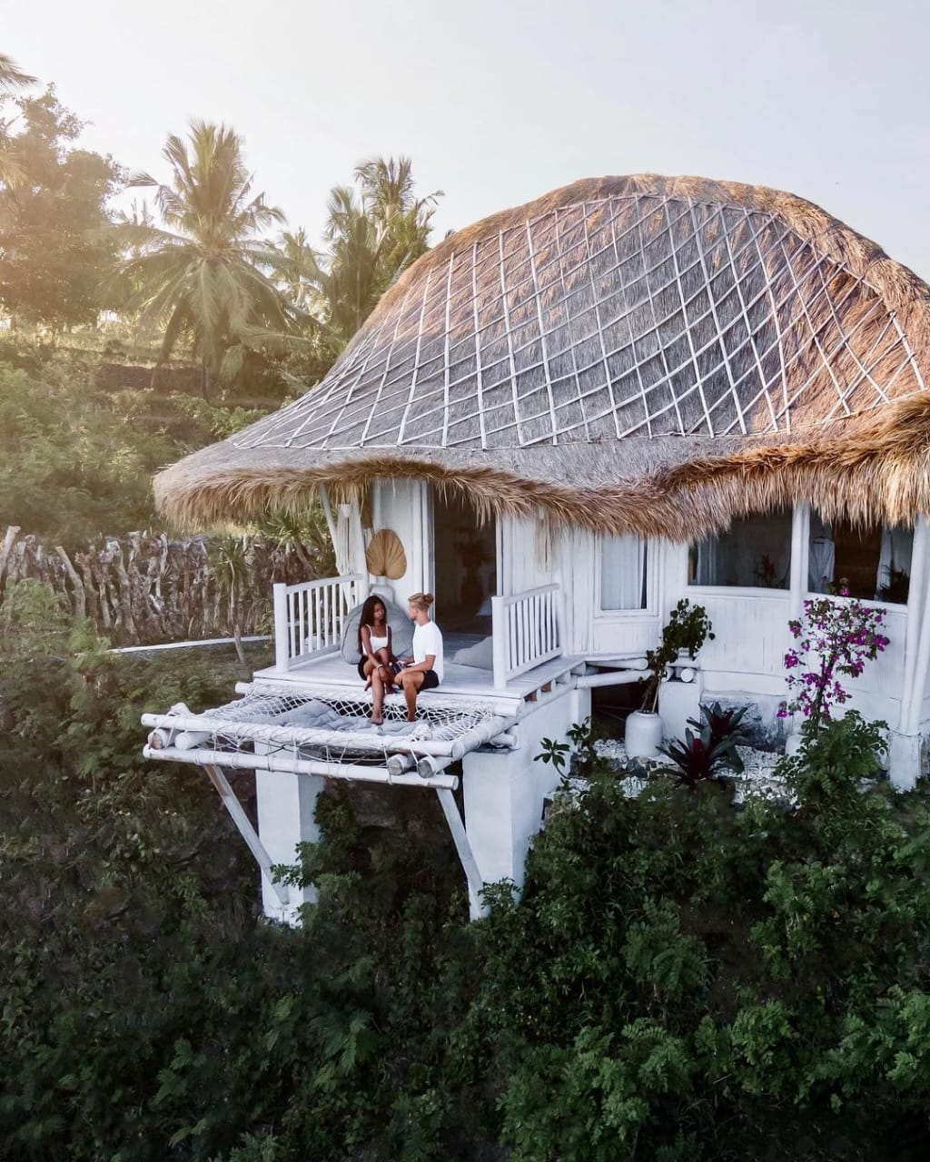 BALKON: Keindahan sunset dan sunrise yang spektakuler dapat dinikmati dari balkon kamar Tropical Glamping Bali. Pemandangan menarik untuk yang sedang honeymoon.
