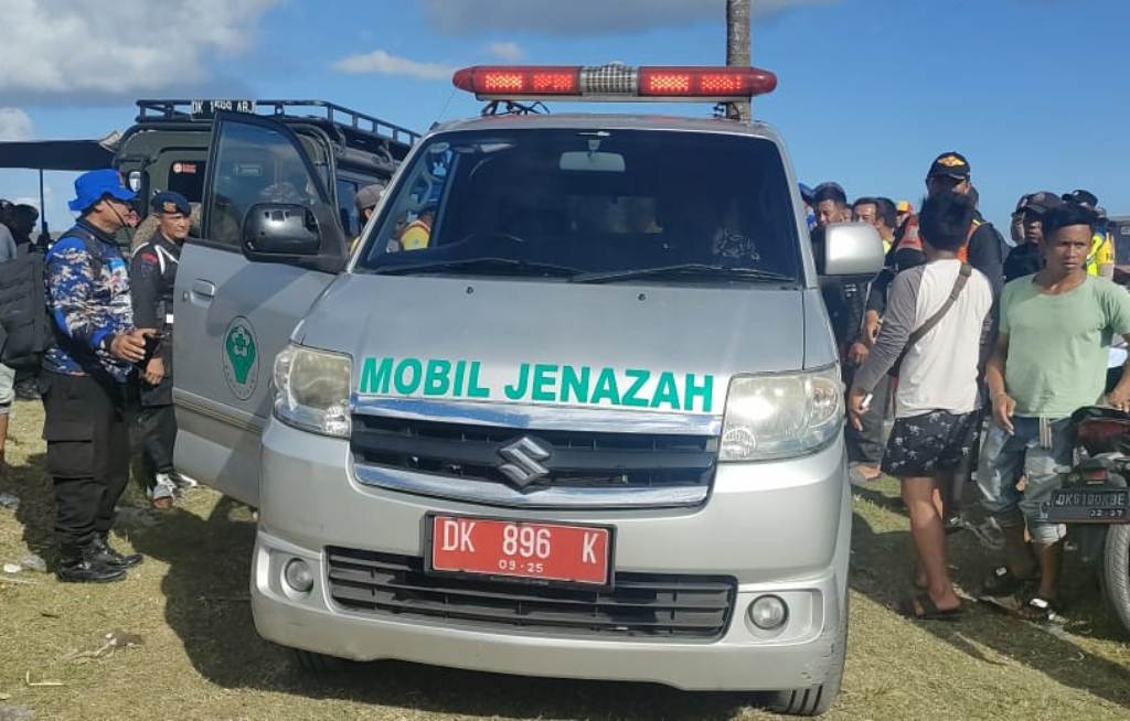 Mobil jenazah yang membawa jasad korban arus di Pantai Saba Gianyar Bali menuju Kintamani, Bangli.