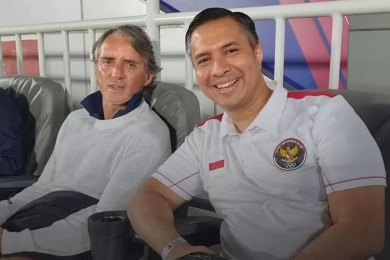 Staf Ahli Bidang Diaspora dan Kepemudaan Kemenpora RI Hamda Hamedan (kanan) bersama Roberto Mancini saat menyaksikan laga Timnas Indonesia U-23 melawan Irak pada Piala Asia U-23 2024 di Doha, Qatar. (