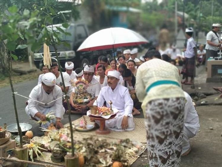 Prosesi Hindu Bali ngarorasin di Desa Gulingan, Mengwi, Badung, Bali