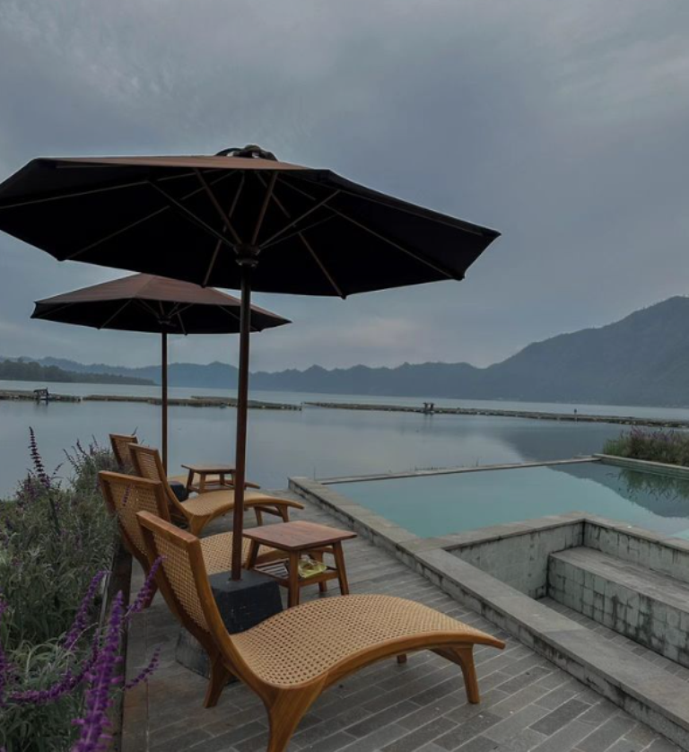 HOTEL: Bukan glamping tetapi hotel mewah Agua Hotel Bali di Kintamani Bali. Tempat ini menawarkan pemandangan Danau Batur dan sunset yang bisa dinikmati dari kolam renang.