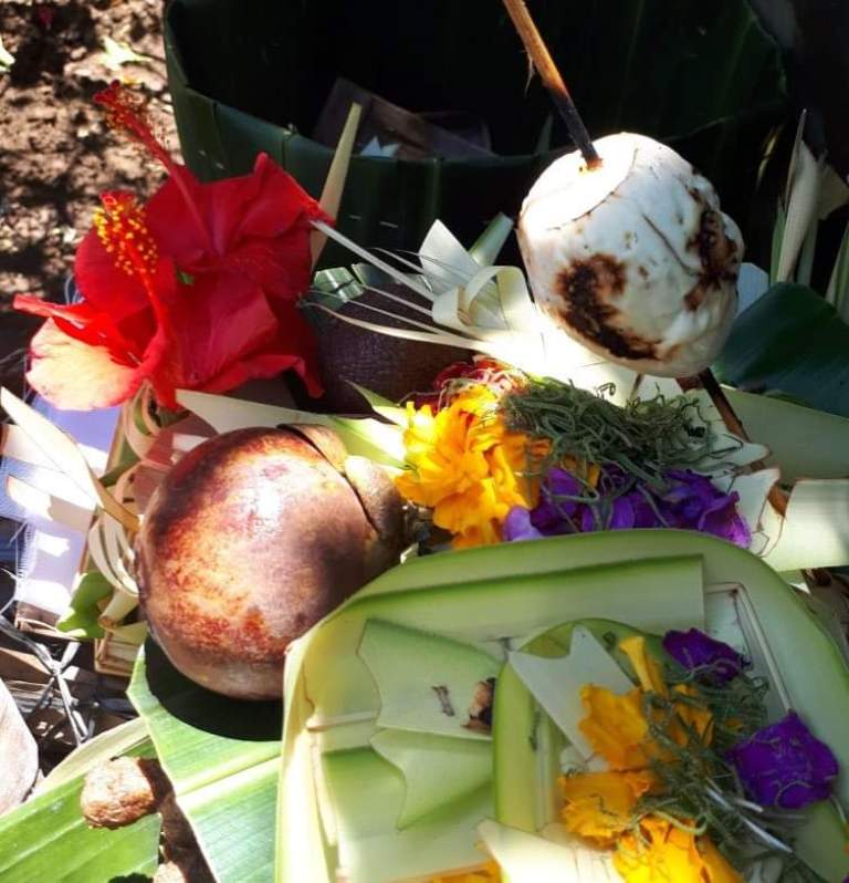 Makna telur dalam sarana upakara umat Hindu di Bali.