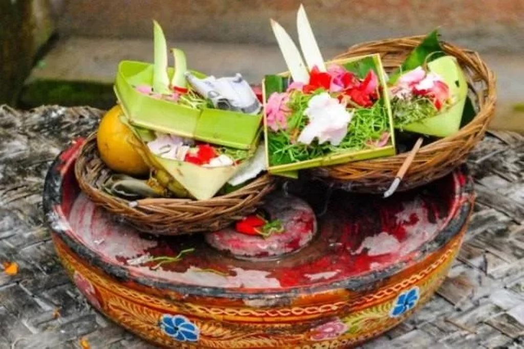 Uang dalam ritual Hindu di Bali.