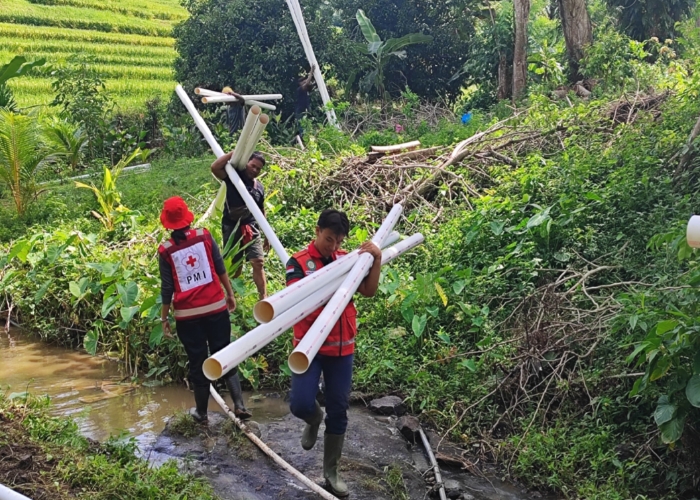 AIR BERSIH : PMI Kabupaten Jembrana bersama warga melaksanakan pemasangan pipa di Lingkungan Pancardawa, Kelurahan Pendem, Kecamatan Jembrana.