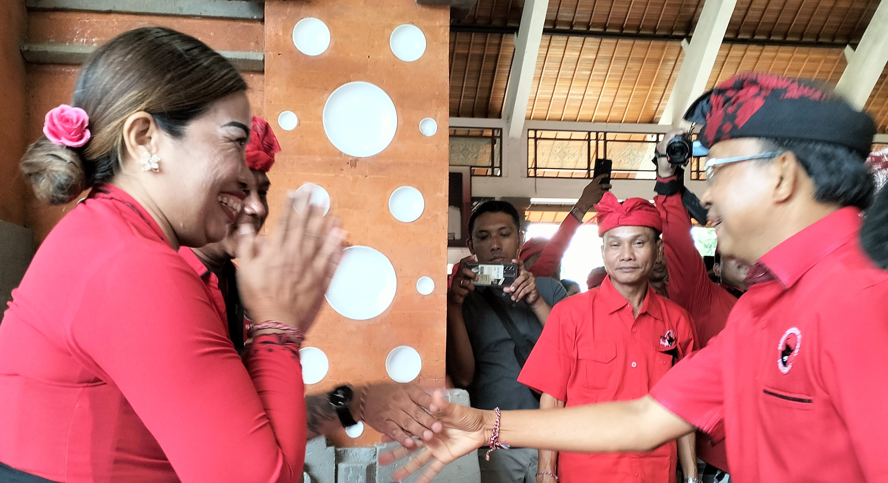 Ketua DPD PDIP Bali Wayan Koster (kanan) saat konsolidasi PDIP di Kabupaten Tabanan, Bali, Senin, 6 Mei 2024.