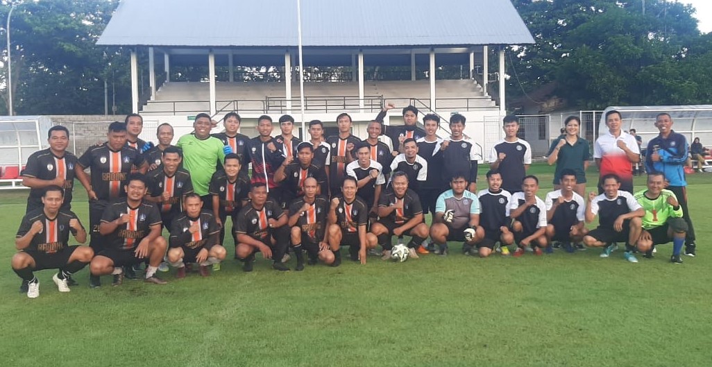 Tim sepak bola Bapor Kopri Badung saat menjamu tim Disporapar Malang di Lapangan Samudra, Kuta, Kabupaten Badung, Bali pada Selasa, 7 Mei 2024.
