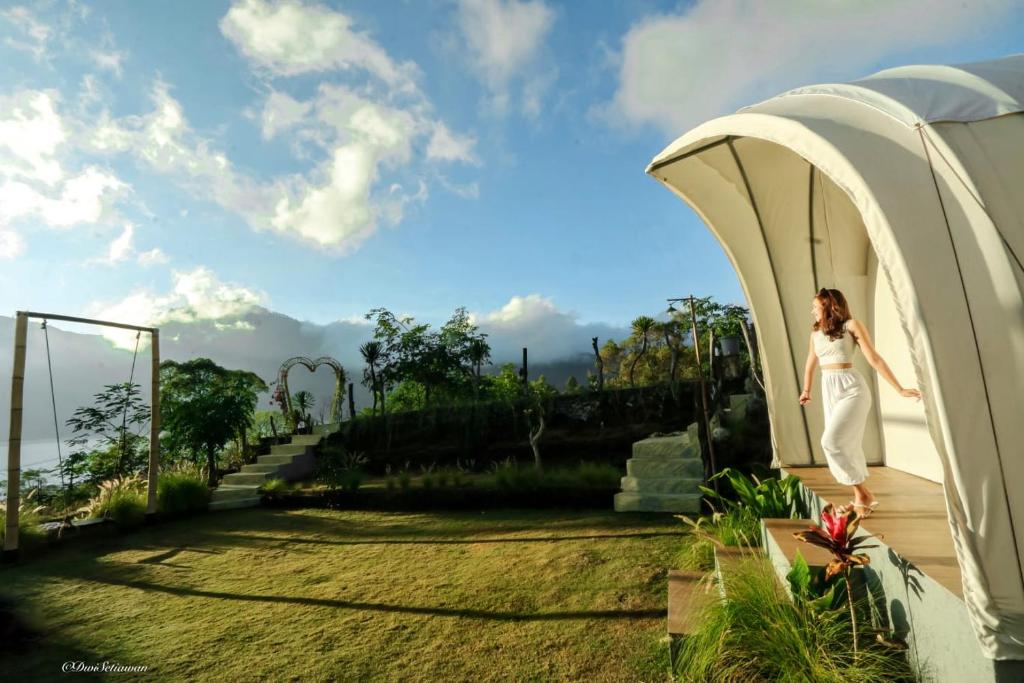 REJENG: :Glamping di Kintamani Bali kurang afdol jika tidak mencoba Rejeng Garden Camp. Karena bisa naik scuter untuk nikmati sunrise hingga sunset sambil lihat pesona Gunung Batur.