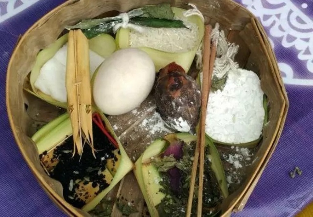 Makna dan fungsi tepung tawar dalam yadnya umat Hindu di Bali.