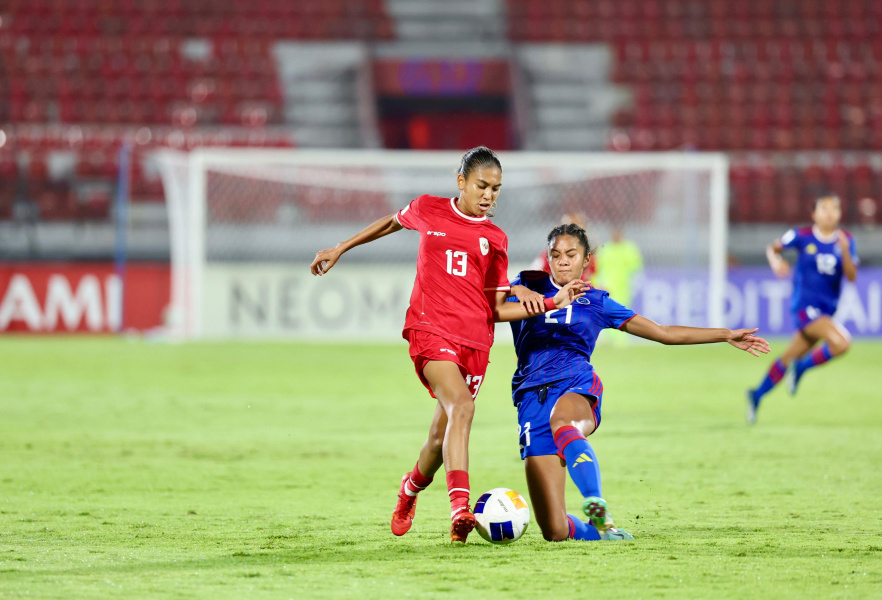 Timnas putri indonesia U17 (jersey merah) saat melawan timnas putri Filipina di laga perdana AFC U17 Women