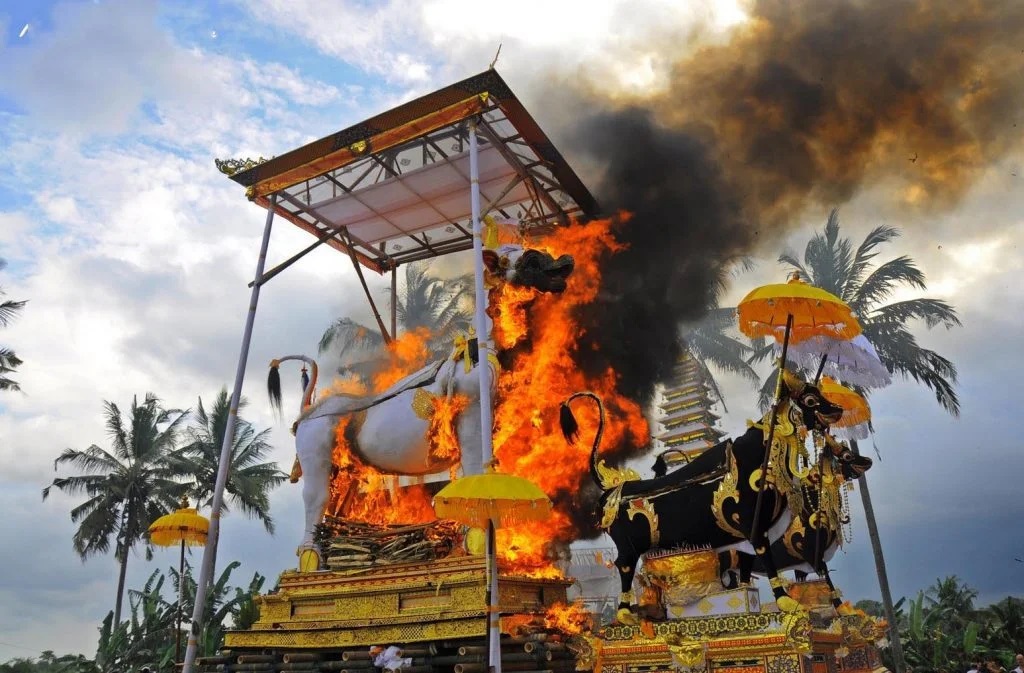Ada sejumlah tradisi di Bali saat ngaben disertai dengan membakar uang.