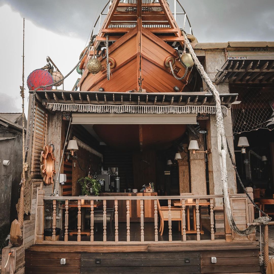 BUKAN GLAMPING: Tempat ini bukan untuk glamping seperti Kintamani Bali, tetapi untuk wisata kuliner dengan view laut Benoa, Kuta Selatan.