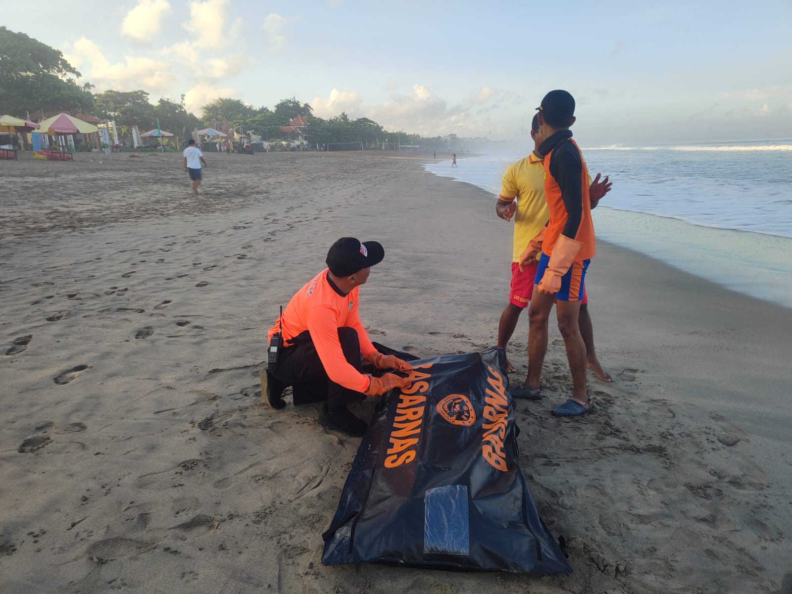 DITEMUKAN: Orlando didapati terdampar di bibir pantai oleh pemasang bendera pandu. Saksi mata beberkan kronologinya.