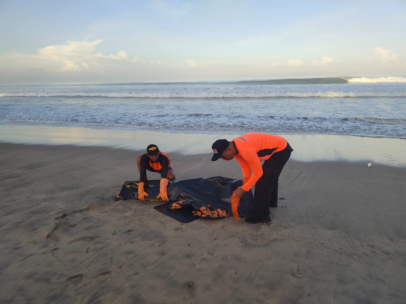 TEWAS: Orlando ditemukan terdampar di bibir pantai oleh pemasang bendera pandu. Kejadian ini merupakan peringatan bagi yang melanggar bendera merah.