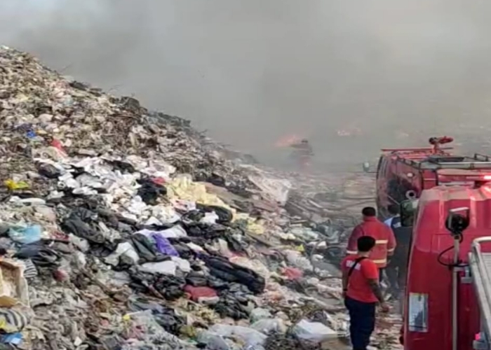 LAGI : Tangkapan layar petugas pemadam kebakaran berusaha memadamkan api yang berkobar di TPA Suwung.