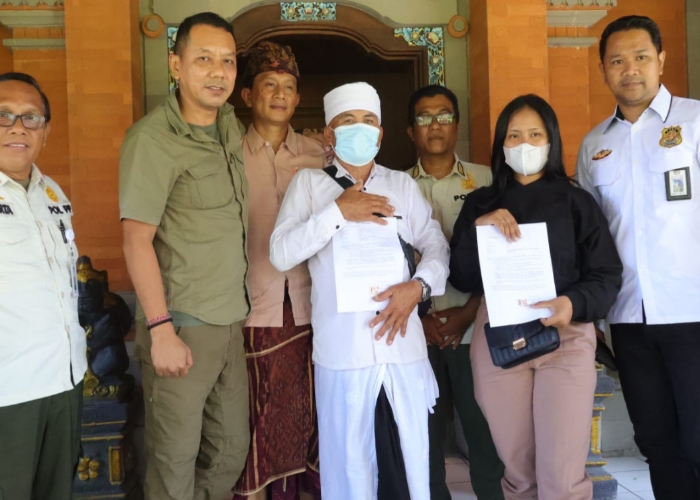 PANGGIL: Satuan Polisi Pamong Praja dan Dinas Kebudayaan panggil kedua oknum (penari joged asal Buleleng (AR) dan pengibing (JD) sekaligus yang mengundang joged)