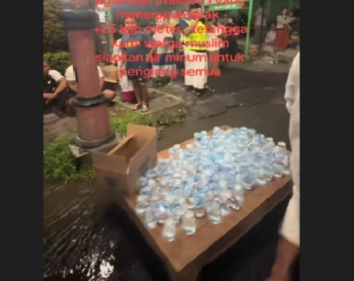 Umat Muslim terlihat menyediakan air minum gratis bagi umat Hindu yang sedang melakukan Melasti
