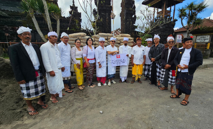 INTI Bali menyerahkan  bantuan 200 sak semen kepada Pemucuk Pura Tuluk Biyu Batur
